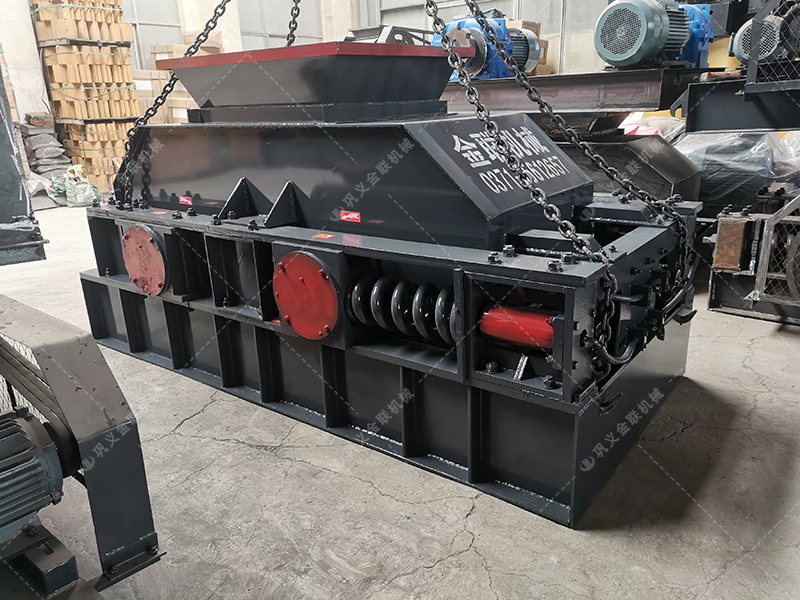 花崗巖制成沙子用對輥制沙機還是沖擊制砂機，哪個好用？