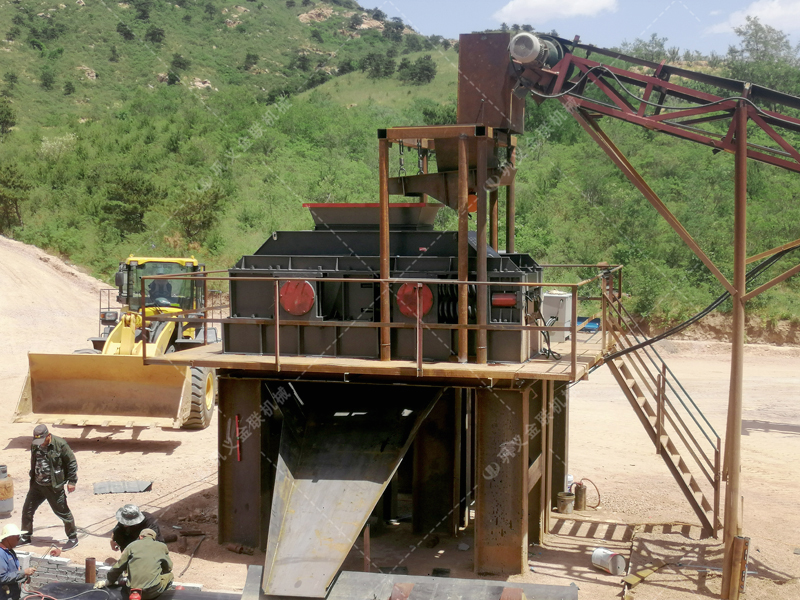 處理礦山廢石料用1510型對(duì)輥制砂機(jī)產(chǎn)能如何？